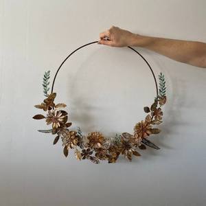 Corona Floral Metálica Hecha a Mano, Redonda, Vintage, Decorativa, con Flores, Sin Iluminación, Paquete Individual, Obra de Arte de Alta Calidad - Product Image 1