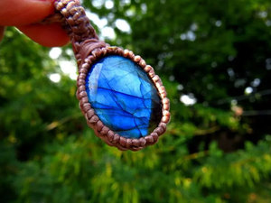 จี้หินลาบราดอไรต์ทำมือแบบมาคราเม่สีน้ำตาลรูปวงรีประกายสีฟ้า คริสตัลบำบัด ปรับขนาดได้ สำหรับผู้หญิง เหมาะสำหรับเป็นของขวัญ - Product Image 1