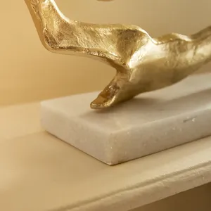 Sculpture en fer artisanale contemporaine, décoration artistique d'intérieur pour espaces design, élégante figurine en aluminium plaqué or faite à la main - Product Image 3