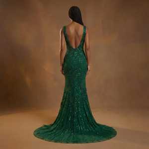 Robe de soirée en satin vert émeraude, coupe droite, épaules dénudées, grande taille, sans manches, longueur ras du sol, brodée de sequins, effet illusion - Product Image 3