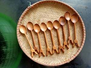 Ensemble de 6 ustensiles décoratifs en bois de teck naturel bio avec écumoire, spatule et cuillère taille S, cuillère cœur en bois - Product Image 5