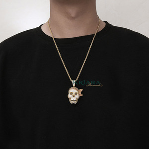 Pendentif Crâne en Argent 925 Plaqué Or 18K avec Moissanite, Style Hip-Hop Unisexe, Breloque Thème, Coupe Ronde Brillante - Product Image 1