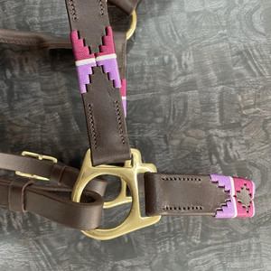 Licol de cheval en cuir polo brun moyen de haute qualité avec sangles blanches, fil de nylon rose et bordeaux cousu - Product Image 2