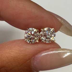 Boucles d'oreilles solitaires en or massif 10K 14K 18K avec diamant de laboratoire rond de 1 carat, serti 4 griffes, style panier, classiques pour le quotidien, bijoux raffinés - Product Image 1