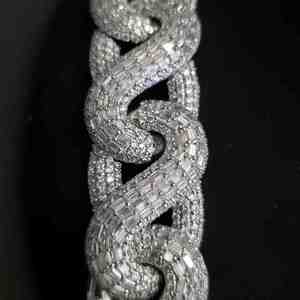 Chaîne cubaine élégante entièrement sertie de diamants en moissanite taille émeraude DOPE JEWELLS 155,68 CT Chaîne cubaine Hip Hop pour homme 26MM - Product Image 4