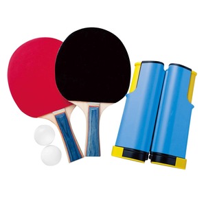 Ensemble de raquettes de tennis de table avec 2 raquettes en bois à poignée en caoutchouc rouge et noir, 2 balles, étui de rangement bleu, style standard portable - Product Image 1
