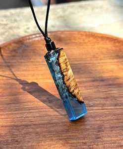 Colgante de resina epoxi y madera hecho a mano con patrón de árbol natural, forma irregular, arte coleccionable, llavero de amor para boda - Product Image 2