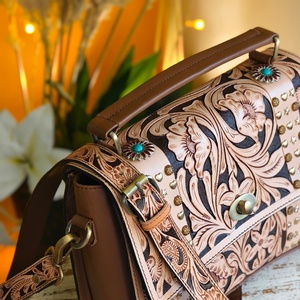 Bolso Bandolera Compacto de Cuero Genuino Venus Leathers, Hecho a Mano, con Cierre de Cremallera y Patrón de Letras, Estilo Western, para Mujer - Product Image 5