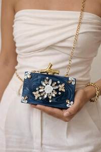 Pochette de soirée artisanale en résine de marbre bleu écologique avec chaîne dorée |   Modèle orné de cristaux floraux - Product Image 2