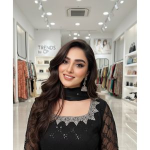 ชุดอานาร์กาลีผ้าตาข่ายสีดำสุดหรู |   ชุดเดรสแบบเป็นทางการของปากีสถาน |   ชุดเดรสยาวประดับตกแต่งด้วยมือพร้อมผ้าคลุมไหล่สำหรับงานปาร์ตี้ - Product Image 3