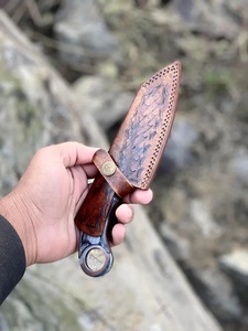 Couteau de chasse et d'abattage à lame fixe en acier Damas, fait main, avec manche en bois Paka et anneau de maintien, étui en cuir, pour le camping en extérieur - Product Image 4