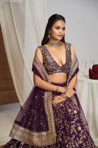 Conjunto de Lehenga Choli de red bordada morada con dupatta, sin mangas, para fiesta, para mujer - Product Image 4