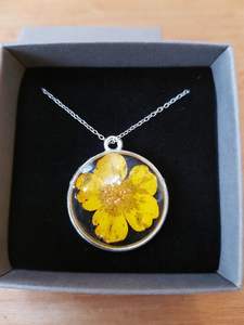 Collier pendentif artisanal en corne avec fleurs séchées pressées, bijou animalier, cadeau d'anniversaire pour femme et fille, objet d'art de collection - Product Image 4