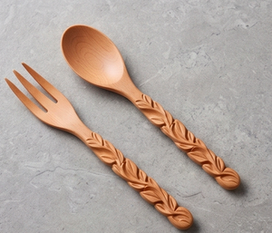 Ensemble de fourchettes et cuillères en bois poli à la main avec manches sculptés en forme de feuille, design traditionnel, couverts réutilisables pour le camping et l'hôtellerie - Product Image 1