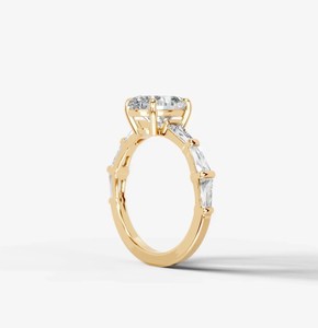 Anillo de Moissanita en Plata de Ley 925 con Baño de Oro Amarillo, Elegante Anillo de Compromiso Solitario, Clásico para Bodas, Aniversarios y Fiestas - Product Image 2