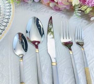 Juego de cubiertos de diseño atractivo y de calidad, con mangos de diseño, para impresionar a los invitados, adecuado para servicios de buffet y catering. - Product Image 2