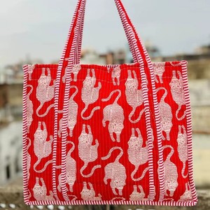 Bolso de hombro acolchado de algodón con estampado floral artístico hecho a mano, diseñado para uso diario, viajes y fácil transporte. - Product Image 5