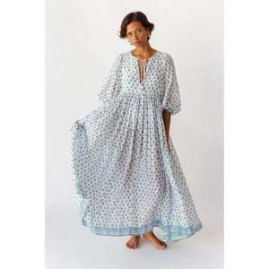 Vestido Kyra hecho a mano con estampado tradicional a bloques en tonos azules, de una longitud maxi, delicadamente adornado. - Product Image 6