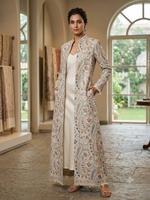 Coton naturel tricoté et brodé avec un motif Paisley, matière de base pour veste ethnique, lehenga ou abaya pour femme.