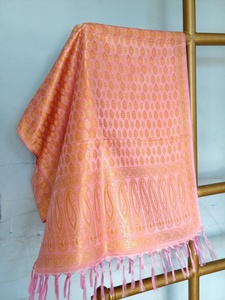 ผ้าคลุมไหล่ไหมยาวสำหรับผู้หญิง สีชมพู ลายเพสลีย์ ทอลายประณีต พร้อมพู่ห้อย ผ้าพันคอแบบดั้งเดิมสุดหรู - Product Image 1