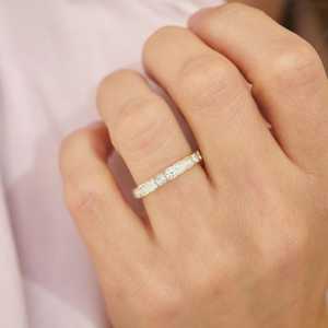 แหวนแต่งงานแบบฝรั่งเศสฝังเพชรแล็บโกรว์ครึ่งวง 14K ทองคำแท้ ประดับขอบแบบ Bezel ดีไซน์หรูหรา คลาสสิก ซ้อนกันได้ ขายส่ง - Product Image 2