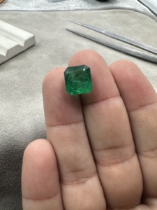 Émeraude zambienne naturelle vert vif 5,59 carats, taille carrée, pierre précieuse verte non montée pour la création de bijoux - Product Image 4