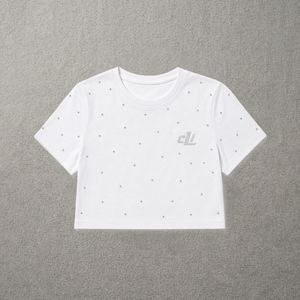 Camiseta de mujer con pedrería dispersa, manga corta, logotipo personalizado, top corto con pedrería, ropa urbana moderna, camiseta glamorosa refinada. - Product Image 3