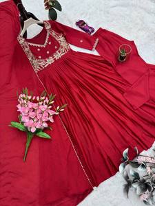 Vestido Anarkali de Seda Chinon de Diseño Exclusivo del Fabricante, con Falda de 3.5 Metros, Bordado con Espejos Reales y Encaje de Lujo, y Conjunto de Dupatta - Product Image 2