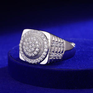 Bague de déclaration de luxe pour homme en argent sterling 925 avec diamant Moissanite, centre rond et face carrée audacieuse, pour la vente en gros de bijoux - Product Image 3