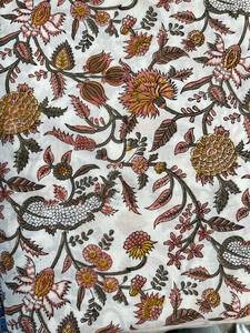 Robe de style kimono en coton respirant avec motif floral, conçue pour les femmes, idéale pour la nuit et offrant une grande liberté de mouvement. - Product Image 6