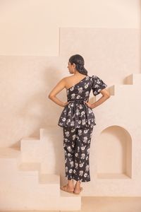 Vestido midi de satén con estampado floral, un solo hombro, manga casquillo, cintura imperio, corte acampanado, elegante, para fiesta, verano, para mujer. - Product Image 3