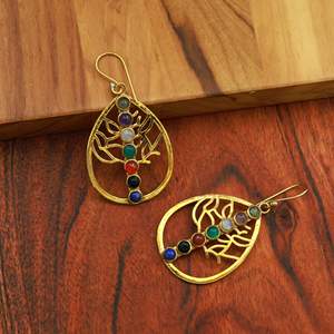 Boucles d'oreilles en pierres précieuses 7 chakras Arbre de Vie, faites à la main en laiton et plaqué argent, boucles d'oreilles pendantes en cristal de guérison, bijoux spirituels - Product Image 1