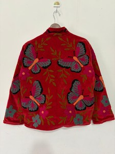 Chaqueta Boho de Terciopelo Rojo Intenso con Bordado Floral Suzani, Lujosa y Colorida, Estilo Vintage - Product Image 3