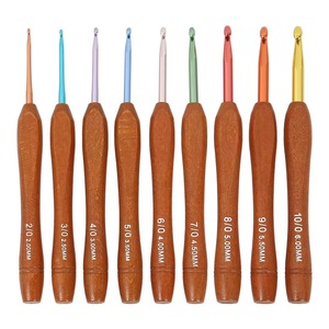 Ganchillo de Metal con Mango de Madera Premium para Tejer, Agarre Suave de Madera de Palisandro, Herramienta Artesanal Hecha a Mano para Proyectos de Ganchillo y Hilos - Product Image 1