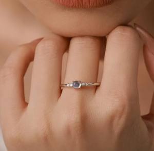 Anillo de Piedra Lunar Pequeña en Plata de Ley, Talla Ajustable, Anillo de Piedra Lunar de 4mm con Engaste de Puntas, Anillo Delicado para Apilar - Product Image 2