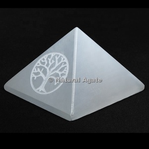Pirámide de Selenita Grabada con el Árbol de la Vida, Venta al Por Mayor |   Pirámide de Piedras Curativas para Decoración del Hogar con Feng Shui - Product Image 2