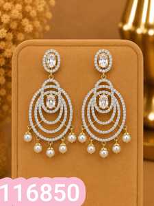 Boucles d'oreilles pendantes élégantes en laiton, cristal et perles, dorées, ovales, de luxe, pour mariée, mariage - Product Image 1