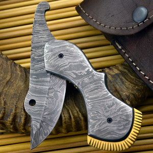 Cuchillo de Camping de Acero de Damasco con Hoja Serrada de Punta Caída, Mango Personalizado y Funda de Cuero. OEM Disponible. - Product Image 1