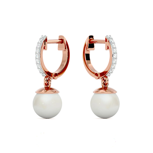Pendientes clásicos chapados en oro de 18 quilates con perla de imitación y diamantes de talla brillante redonda en engaste de canal para mujer - Product Image 4