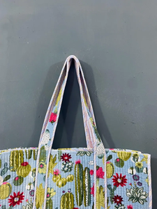 Sac fourre-tout matelassé en coton couleur unie motif paon, avec longues poignées et fermeture éclair, idéal pour le shopping quotidien, la plage, les voyages, la vente au détail et les cadeaux - Product Image 2