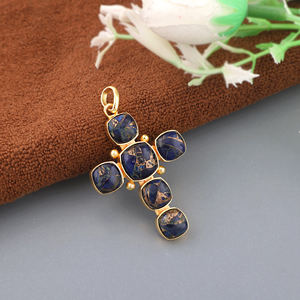 Colgante de Cruz Crucifijo con Corte Cojín de Zafiro Azul, Cobre Mohave y Turquesa, Chapado en Oro de 18K, Suministro para Fabricación de Joyería Cristiana - Product Image 3