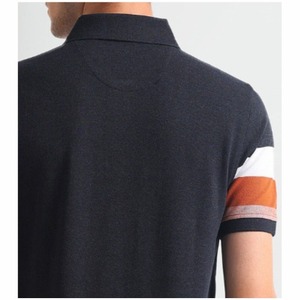 Polo de Manga Corta para Hombre, Color Azul Marino, con Bloques de Color en Rayas Blancas y Naranjas, Corte Regular, Diseño Casual de Punto - Product Image 4