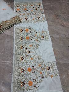 Lehenga Choli de luxe blanc brodé avec dupatta en tulle – Travaux de broderie Zari et fils multicolores de haute qualité pour mariée et mariage - Product Image 4