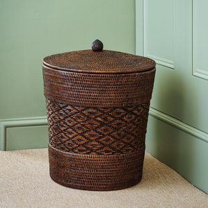 Dark brown woven rattan laundry <b>basket</b> <b>with</b> a geometric diamond center band and a fitted rounded <b>lid</b>,avaiible at wholesale. - Product Image 1