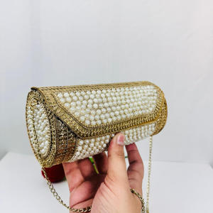 Pochette de soirée OEM de luxe haut de gamme en or antique avec motif texturé complexe Sculpture de base métallique polie moderne - Product Image 5