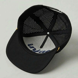 Casquettes de golf personnalisées OEM à 7 panneaux, perforées, découpées au laser, à visière plate et structurées, ODM, faible MOQ, usine de casquettes - Product Image 5