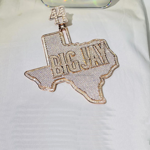 จี้ห้อยคอรูปทรงประเทศหรือทวีปแบบคลาสสิก ดีไซน์ตามสั่ง ทำจากเงินสเตอร์ลิงหรือชุบทอง ประดับเพชรโมอิสซาไนต์ VVS เต็มชิ้น - Product Image 3