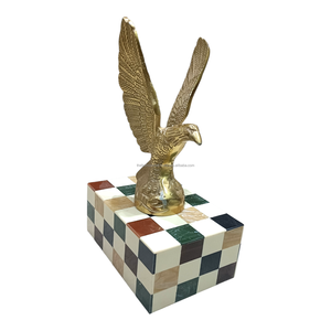 Statue d'aigle moderne en aluminium avec ailes écartées sculptées en or - Décoration de Noël et de la maison - Product Image 2