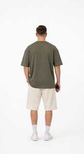 เสื้อยืดคอกลมทรงหลวมสีเขียวมะกอกสำหรับผู้ชาย ONETEN พร้อมโลโก้ตัวอักษรด้านหน้าแบบลำลอง - Product Image 2