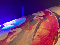 Impresora de Inyección de Tinta UV de 1.8m con Cabezales I3200, Tinta Ecológica, Color Vívido y Preciso para PP, Cuero, Lona, Barniz para Exteriores, Lámina Dorada